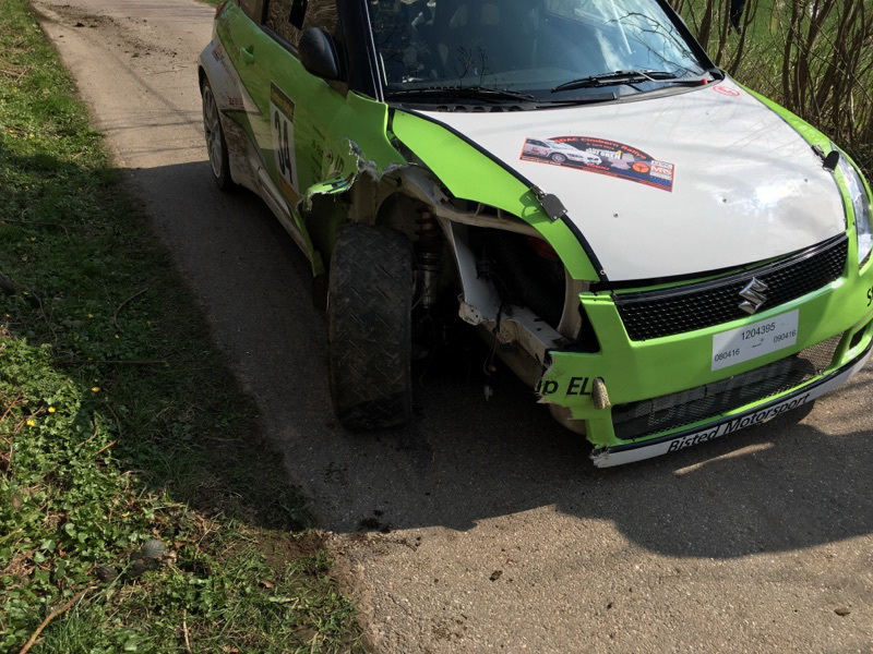 Afrevet forskærm. Afrevet hjul og forhjulsophæng. Sådan sluttede Cimbern Rallye for Bisted Motorsport.